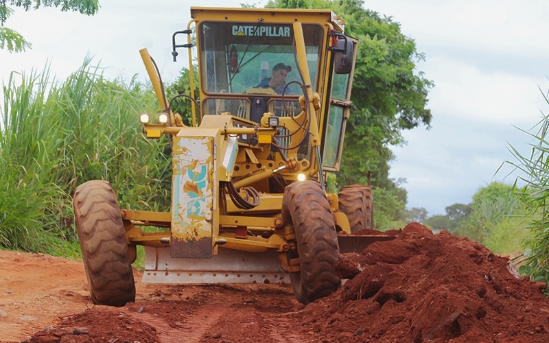 Prefeitura realiza manutenção de estradas, na região da Colônia Santo Antônio.