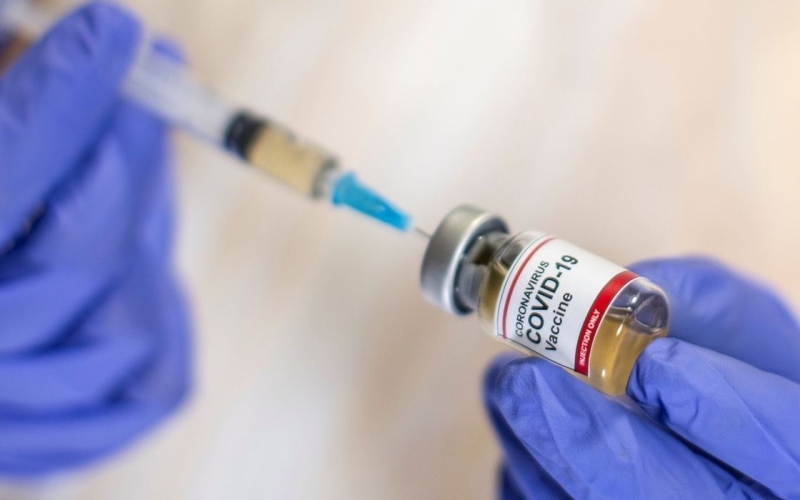 Idosos acamados recebem vacina contra Covid-19 em Guia Lopes da Laguna